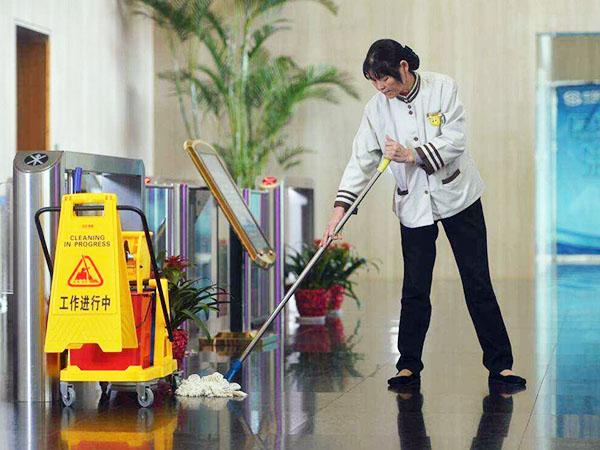 為什么現(xiàn)在很多企業(yè)保潔選擇托管，而不是自招呢？